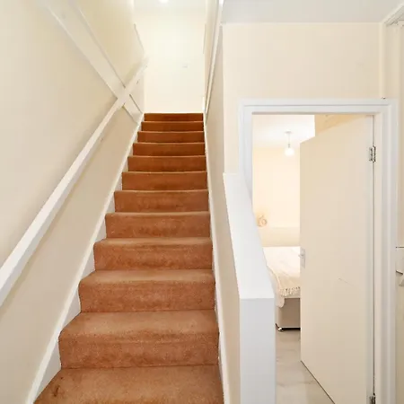 Spacious 5 Bedroom 3 Mins Walk From Mile End London