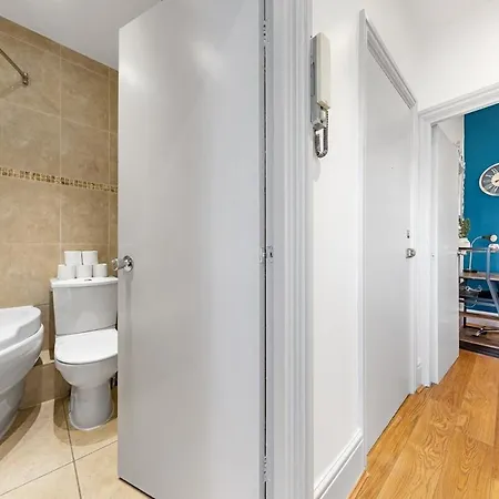 Luxurious 3 Bedroom Flat With Balcony In Kensington For 7 Next To Station Near Harrods Apartment London