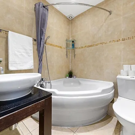 Apartment Luxurious 3 Bedroom Flat With Balcony In Kensington For 7 Next To Station Near Harrods *