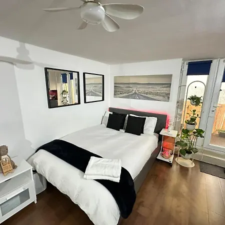 Cozy Modern In The Heart Of