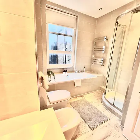 2 Bed In Oxford Street Apartment London