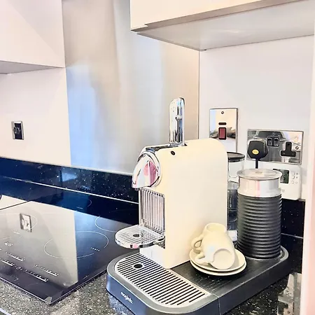 2 Bed In Oxford Street Apartment *