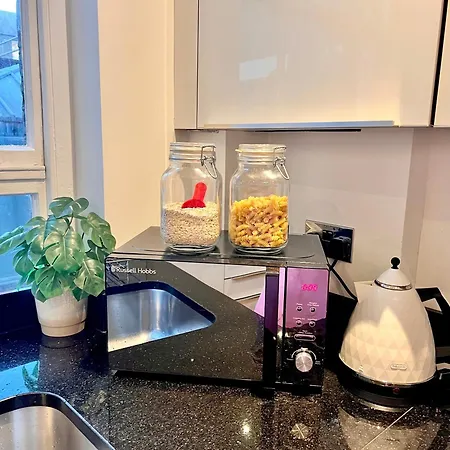 2 Bed In Oxford Street Apartment *