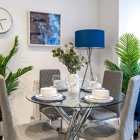 Parking, Yard, Bbq, Chic Near Wembley Apartment Harrow