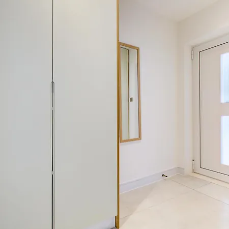 Modern Ground Floor, 2 Bed, 2 Bath By Livra Estate Short Lets & Serviced South With Garden Apartment
