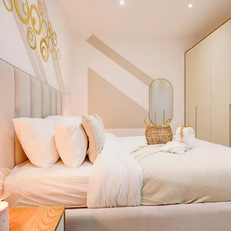 Modern Ground Floor, 2 Bed, 2 Bath By Livra Estate Short Lets & Serviced South With Garden Apartment *