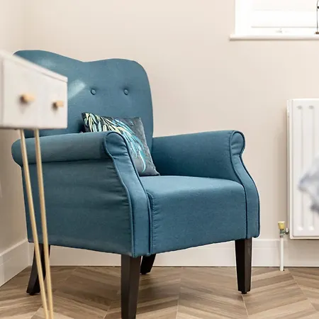 Stylish Gem Next Transport Easy Access Ctr London