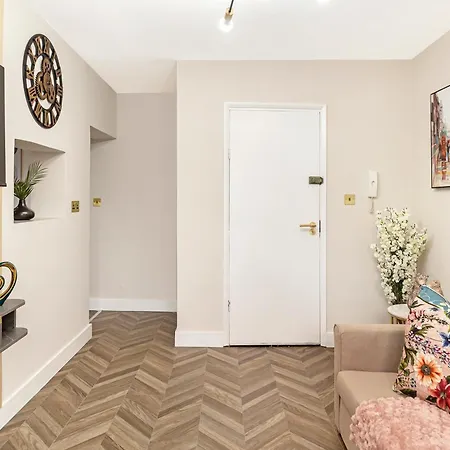 Stylish Gem Next Transport Easy Access Ctr Apartment