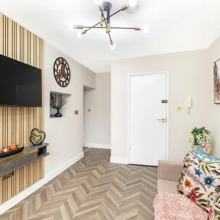 Stylish Gem Next Transport Easy Access Ctr Apartment