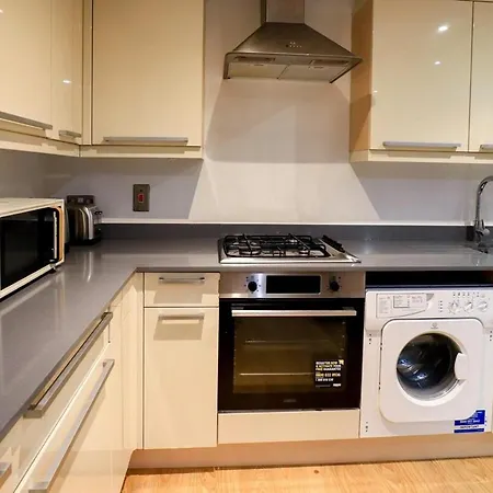 Canary Wharf 1-bedroom Apartment, Sleeps 3 - Prime Location * London