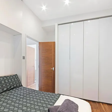 Huge 1 Bed Sleeps 4 De Lux Soho Fitzrovia * London