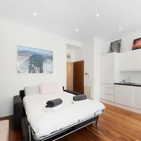 Huge 1 Bed Sleeps 4 De Lux Soho Fitzrovia Apartment