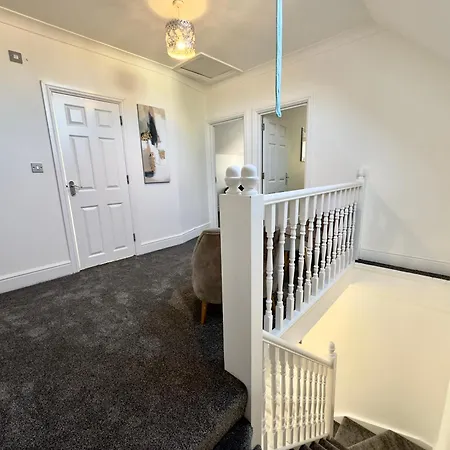 Spacious 3-bed With Garden, Private Parking, Smart Tv's, Fast Wi-fi Holiday home *