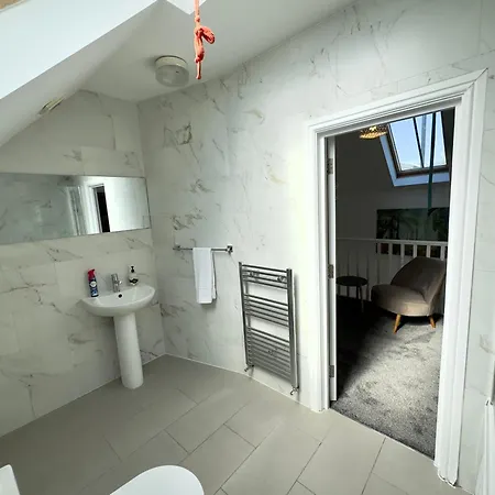 Spacious 3-bed With Garden, Private Parking, Smart Tv's, Fast Wi-fi London