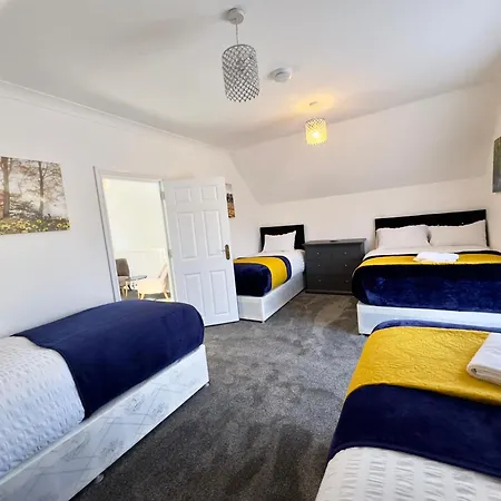 Spacious 3-bed With Garden, Private Parking, Smart Tv's, Fast Wi-fi Holiday home *