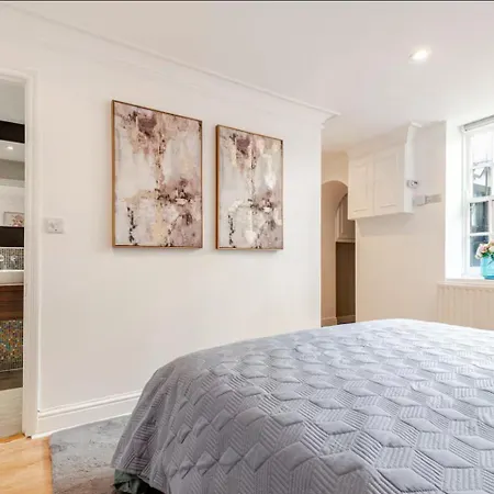 Spacious And Private By Royal Palace London