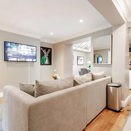 Spacious And Private By Royal Palace Apartment London