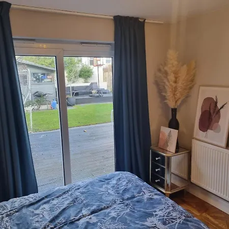 Stylish Annexe With Private Entrance, Four Persons * Sanderstead