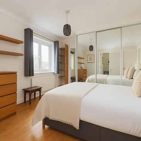 Spacious 3 Story House In Fulham Broadway *