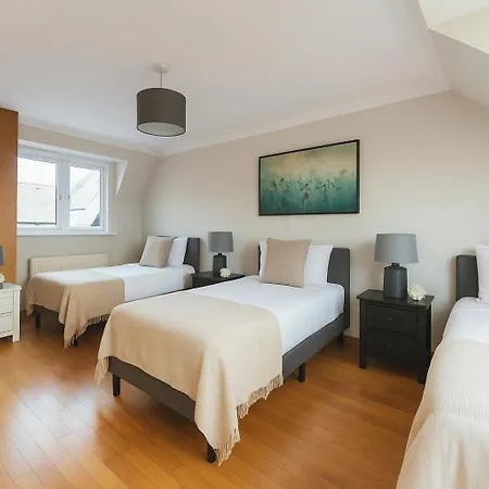 Spacious 3 Story House In Fulham Broadway *
