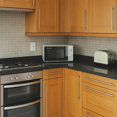 Spacious 3 Story House In Fulham Broadway