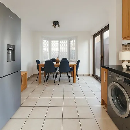 Spacious 3 Story House In Fulham Broadway Londra