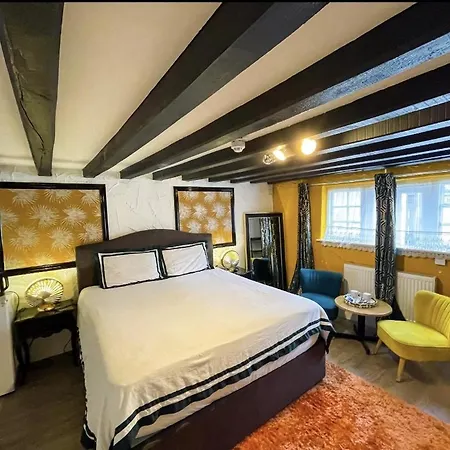 Pavilion & Lounge Bar Hotel