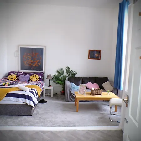 Apartmentsleeps4-west Kensington-petsok-parking London