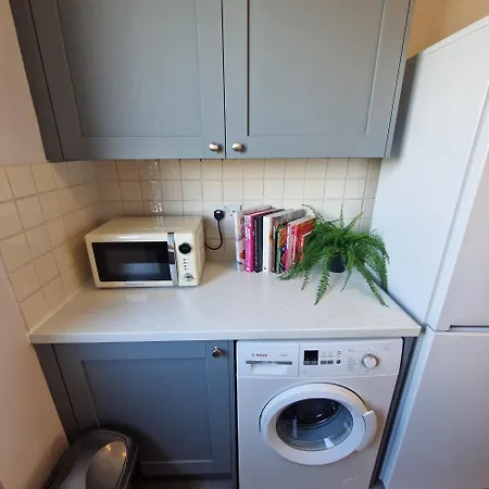 New, Refurbished Modern & Spacious 1 Bed Flat Westfield Shepherd's Bush Free Wi-fi Super King Bed * London