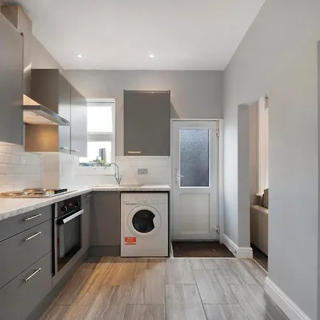 North Kensington Westfield 3 Bedroom New Deluxaprt
