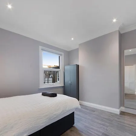 North Kensington Westfield 3 Bedroom New Deluxaprt Apartment London