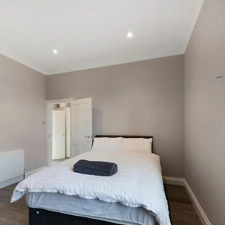 North Kensington Westfield 3 Bedroom New Deluxaprt *