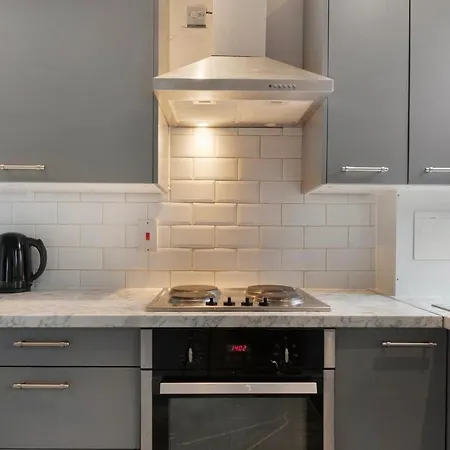 North Kensington Westfield 3 Bedroom New Deluxaprt Apartment