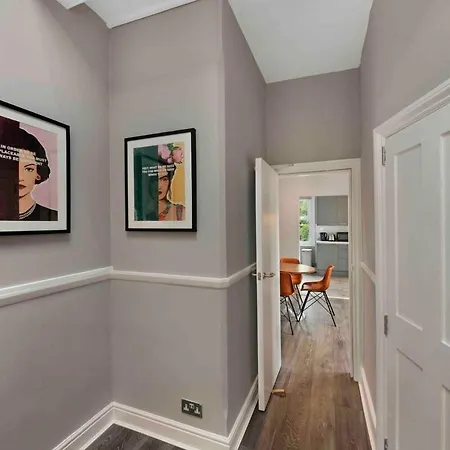 North Kensington Westfield 3 Bedroom New Deluxaprt London
