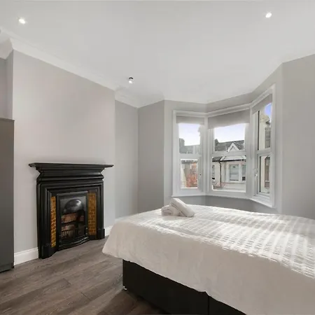 North Kensington Westfield 3 Bedroom New Deluxaprt London