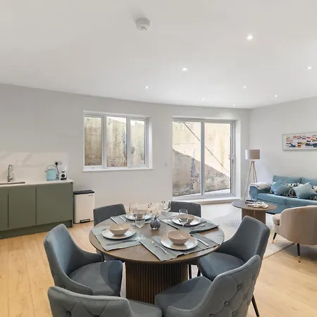 Apartment Modern 2br Sleeps 6 Spacious And Bright The Pine London
