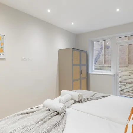 Modern 2br Sleeps 6 Spacious And Bright The Pine Apartment *