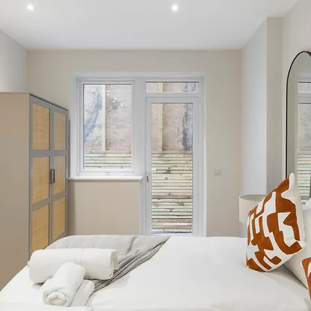 Modern 2br Sleeps 6 Spacious And Bright The Pine Apartment London