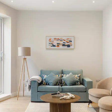 Apartment Modern 2br Sleeps 6 Spacious And Bright The Pine London