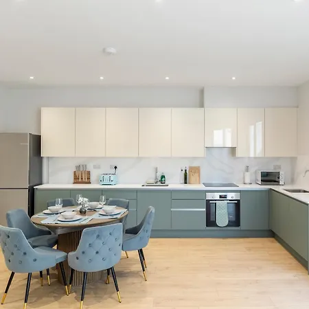 Modern 2br Sleeps 6 Spacious And Bright The Pine London
