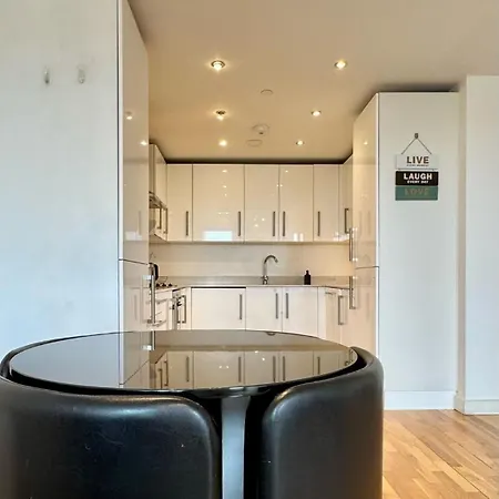 Stylish 2-bed Flat With Parking Apartment London