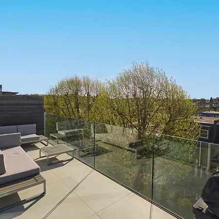 Modern Penthouse With Balcony & Views * London