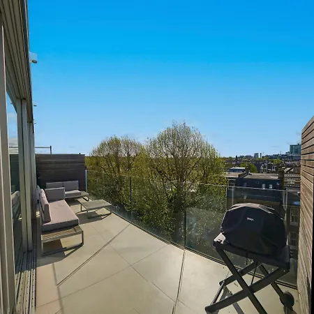 Apartment Modern Penthouse With Balcony & Views London