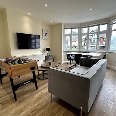 Lovely 2 Bedroom Escape In London * Purley