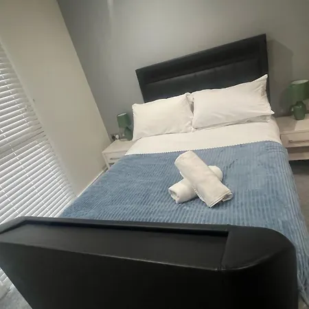 Modern 2 Bed 2 Bath Hyde Park Apartment