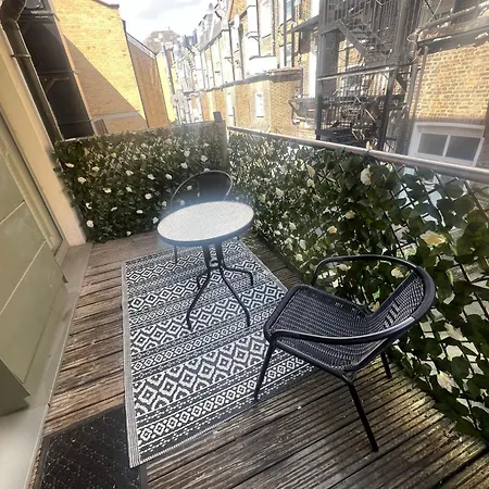 Modern 2 Bed 2 Bath Hyde Park Apartment *