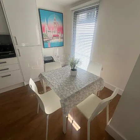 Modern 2 Bed 2 Bath Hyde Park Apartment London