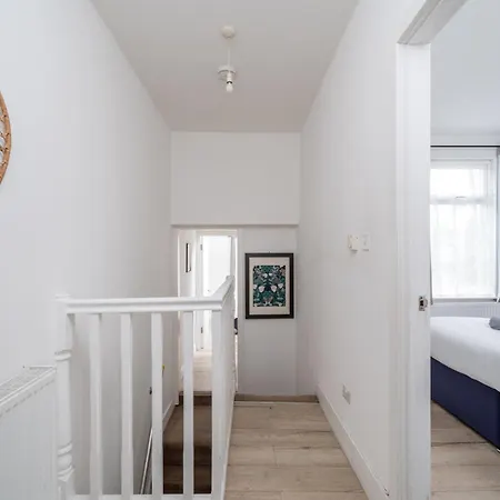Modern 2 Bed East By Rebby Sleeps 5 Near Canning Town Station Londres