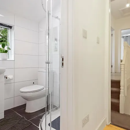 Modern 2 Bed East By Rebby Sleeps 5 Near Canning Town Station Londres