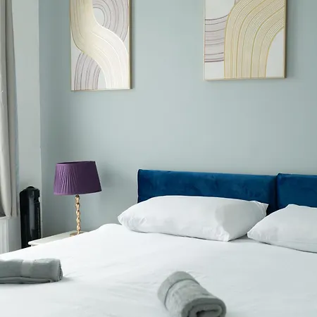 Modern 2 Bed East By Rebby Sleeps 5 Near Canning Town Station Apartment *